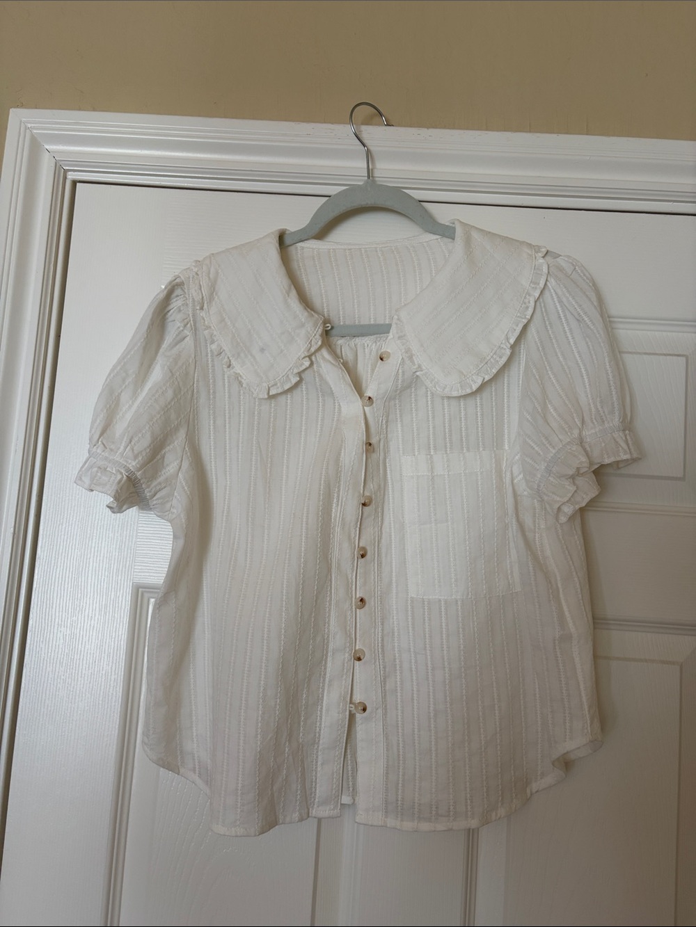 Women’s White  Button-Front Blouse with Peter Pan Collar. Size M